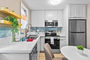 Refrigerador, microondas, horno y parrilla de estufa 