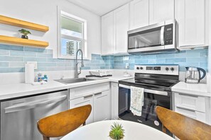 Fridge, microwave, oven, stovetop - Fabulous Renovated Honolulu Loft with A/C (Honolulu)