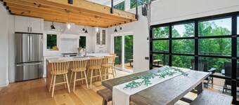 "Glass & Pine" Home close to Bold Rock & Vineyards