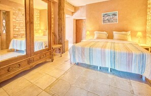 3 bedrooms, iron/ironing board, travel crib, free WiFi