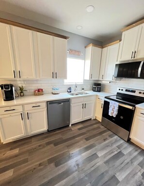 Kjøleskap, mikrobølgeovn, ovn og kokeplater