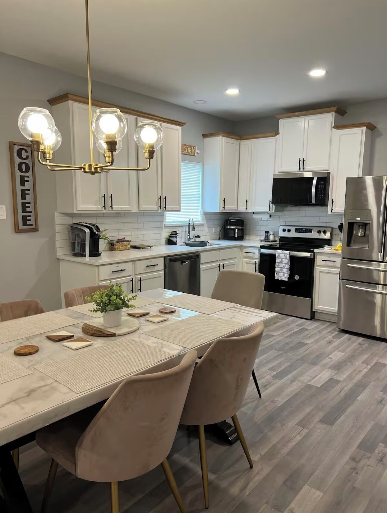 Réfrigérateur, micro-ondes, four, plaque de cuisson