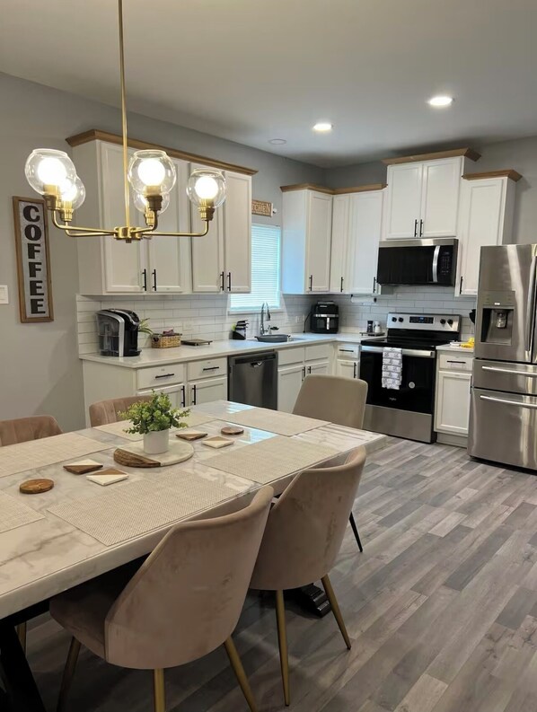 Refrigerador, microondas, horno y parrilla de estufa 