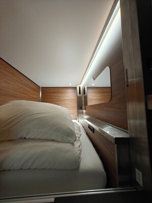 Hypo-allergenic bedding, down comforters, memory foam beds - I Street Capsule Hostel (Washington)