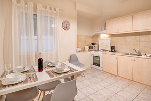 Kühlschrank, Mikrowelle, Ofen, Wasserkocher mit Kaffee-/Teezubehör