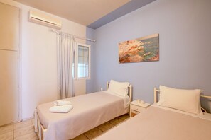 Tabla de planchar con plancha, wifi gratis, ropa de cama