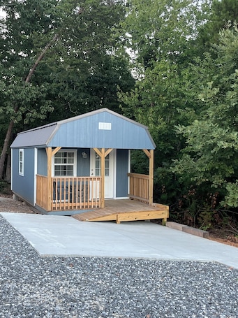 Exterior. Cozy cabin with 1 bed, Heat/AC in charming Granite Falls