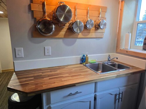 Charming 2-bedroom house in Nipawin with AC, WiFi, fitness room