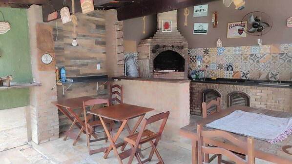 Outdoor dining - Large house in the center of Araruama with swimming pool - perfect for groups and families! (Centro Araruama)