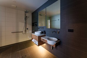 Bruser, hårtørrer, håndklæder, Sæbe