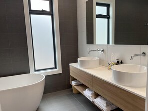 Ducha, secador de pelo, toallas y jabón