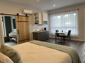 1 dormitorio, tabla de planchar con plancha, wifi y ropa de cama