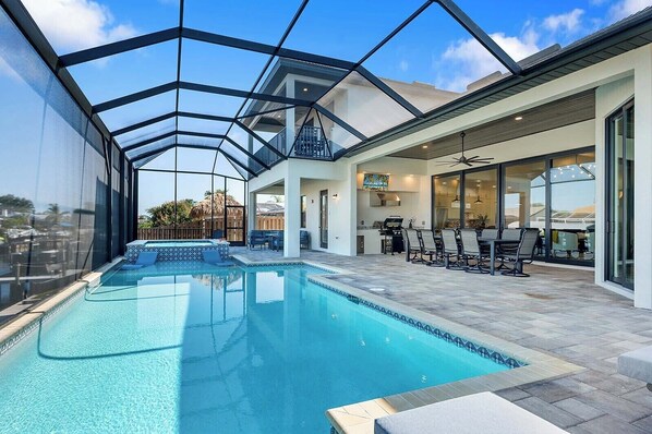 A heated pool - Experience Luxury at A Reel Catch - Vesteva (Cape Coral)