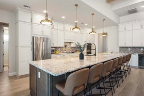 Fridge, microwave, oven, stovetop - Experience Luxury at A Reel Catch - Vesteva (Cape Coral)