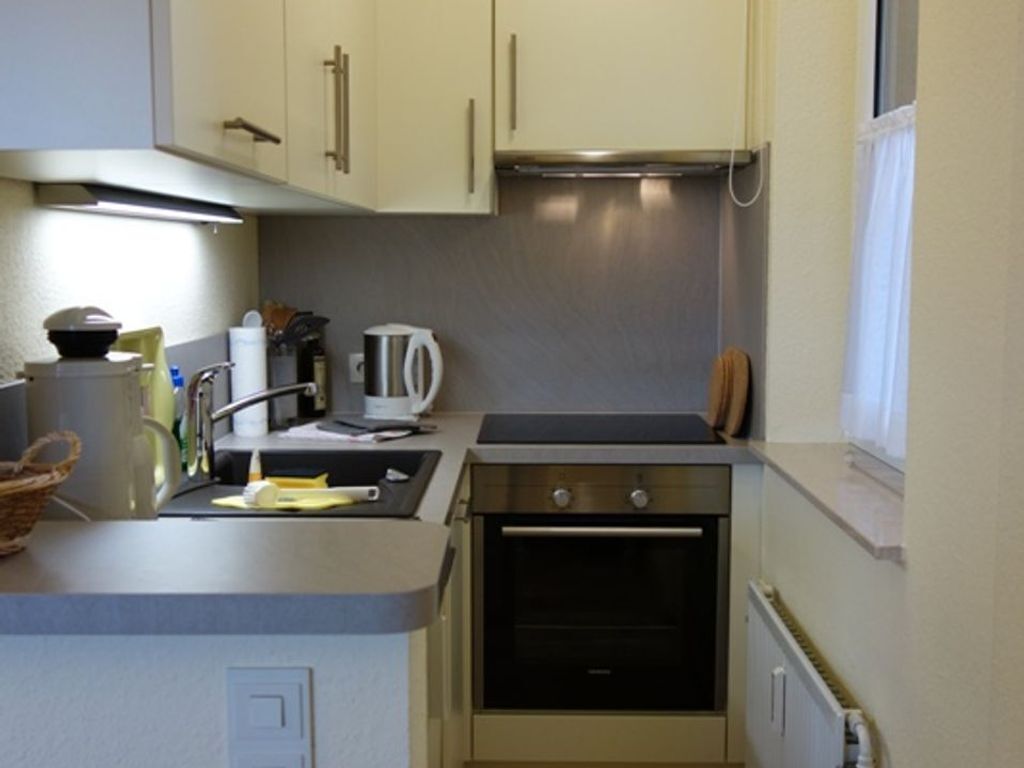 Wasserkocher mit Kaffee-/Teezubehör, Kühlschrank, Mikrowelle, Ofen