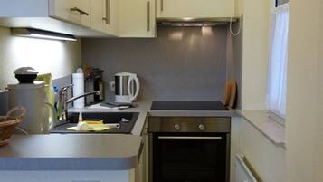 Wasserkocher mit Kaffee-/Teezubehör, Kühlschrank, Mikrowelle, Ofen