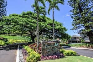 Property grounds - Quam Properties: Kapalua Golf Villa 27T5 | 1BD Ocean View Villa (Lahaina)
