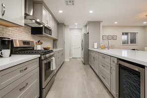 Køleskab, mikrobølgeovn, ovn, kogeplade