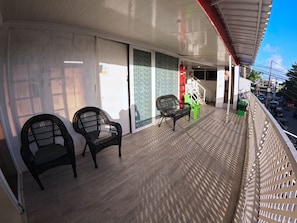 Een 32-inch flatscreentelevisie met digitale zenders