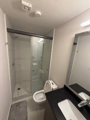 Douche, sèche-cheveux, serviettes fournies, savon