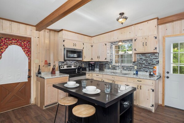 Maison, 2 grands lits, patio, vue montagne (Unit 203) | Cuisine privée | Cafetière/bouilloire