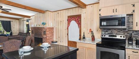 Ferienhaus, 2 Queen-Betten, Terrasse, Bergblick (Unit 203) | Eigene Küche | Wasserkocher mit Kaffee-/Teezubehör