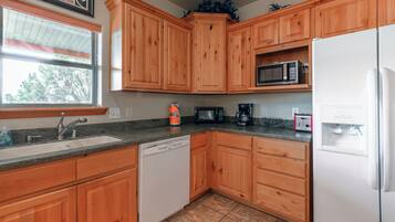 House, Multiple Beds, Hot Tub, Mountain View (Unit 111) | Private kitchen | Coffee/tea maker