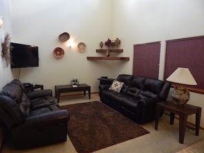 ハウス ベッド (複数台) スパ浴槽 マウンテンビュー (Unit 111) | リビング エリア | 暖炉