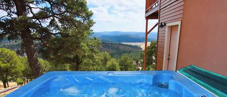 Casa, letti multipli, idromassaggio, vista montagna (Unit 111) | Idromassaggio all'aperto