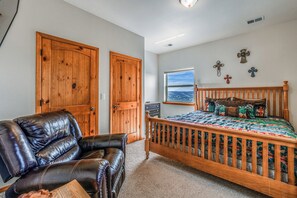 5 bedrooms, individually decorated, individually furnished, bed sheets - Love Prescription (Ruidoso)