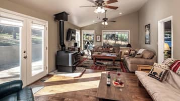 House, Multiple Beds, Hot Tub (Unit 188) | Living area