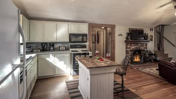 House, Multiple Beds, Hot Tub (Unit 188) | Private kitchen | Coffee/tea maker