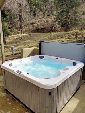 Outdoor spa tub - Relaxation Station (Ruidoso)
