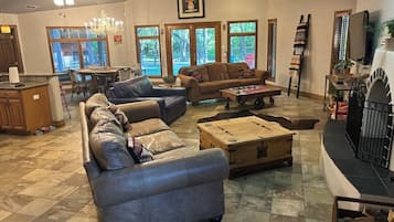House, Multiple Beds, Hot Tub, River View (Unit 202) | Living area