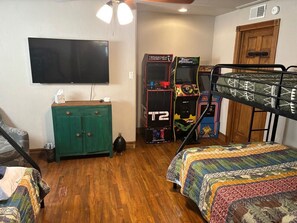 Maison, Plusieurs lits, baignoire à remous, vue sur le fleuve (Unit 202) | 4 chambres, décor unique, ameublement unique, literie fournie