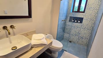 Deluxe Suite, Balcony | Bathroom