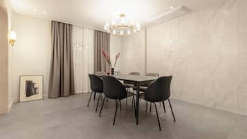 Party Room | Desk, laptop workspace, free WiFi, bed sheets