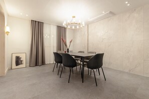 Party Room | Escrivaninha, espaço de trabalho para notebook, Wi-Fi de cortesia