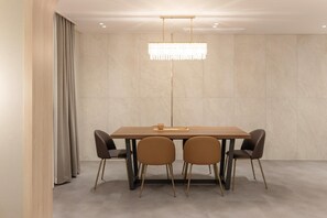 Party Room | Escrivaninha, espaço de trabalho para notebook, Wi-Fi de cortesia