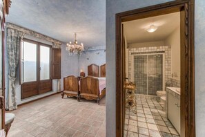 5 chambres, fer et planche à repasser, Wi-Fi, draps fournis