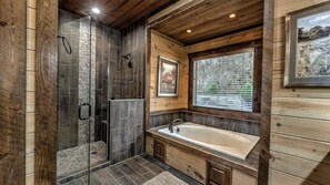 Dusche, Whirlpool, Haartrockner, Handtücher