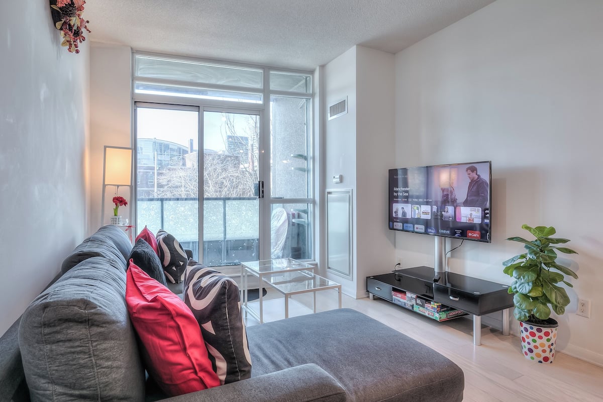 Basic Apartment, Balcony, City View | Living area