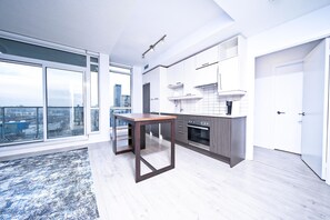 Apartamento Confort, balcón, vistas a la ciudad | Cocina privada | Frigorífico grande, microondas, horno y placa de cocina