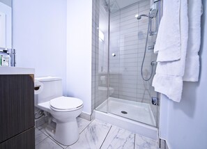 컴포트 아파트, 발코니, 시내 전망 | 욕실 | 샤워기/욕조 결합, 헤어드라이어, 타월, 비누