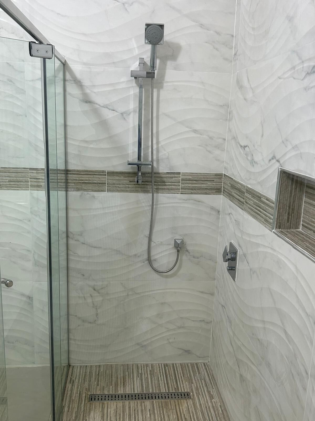 Ducha, bañera de hidromasaje, secador de pelo y toallas