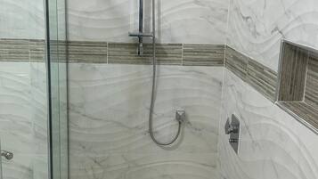 Ducha, bañera de hidromasaje, secador de pelo y toallas