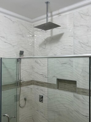 Shower, jetted tub, hair dryer, towels - Relaxing retreat at Paradise Palms Estate. Minutes away from Appleton Estate. (Newmarket)
