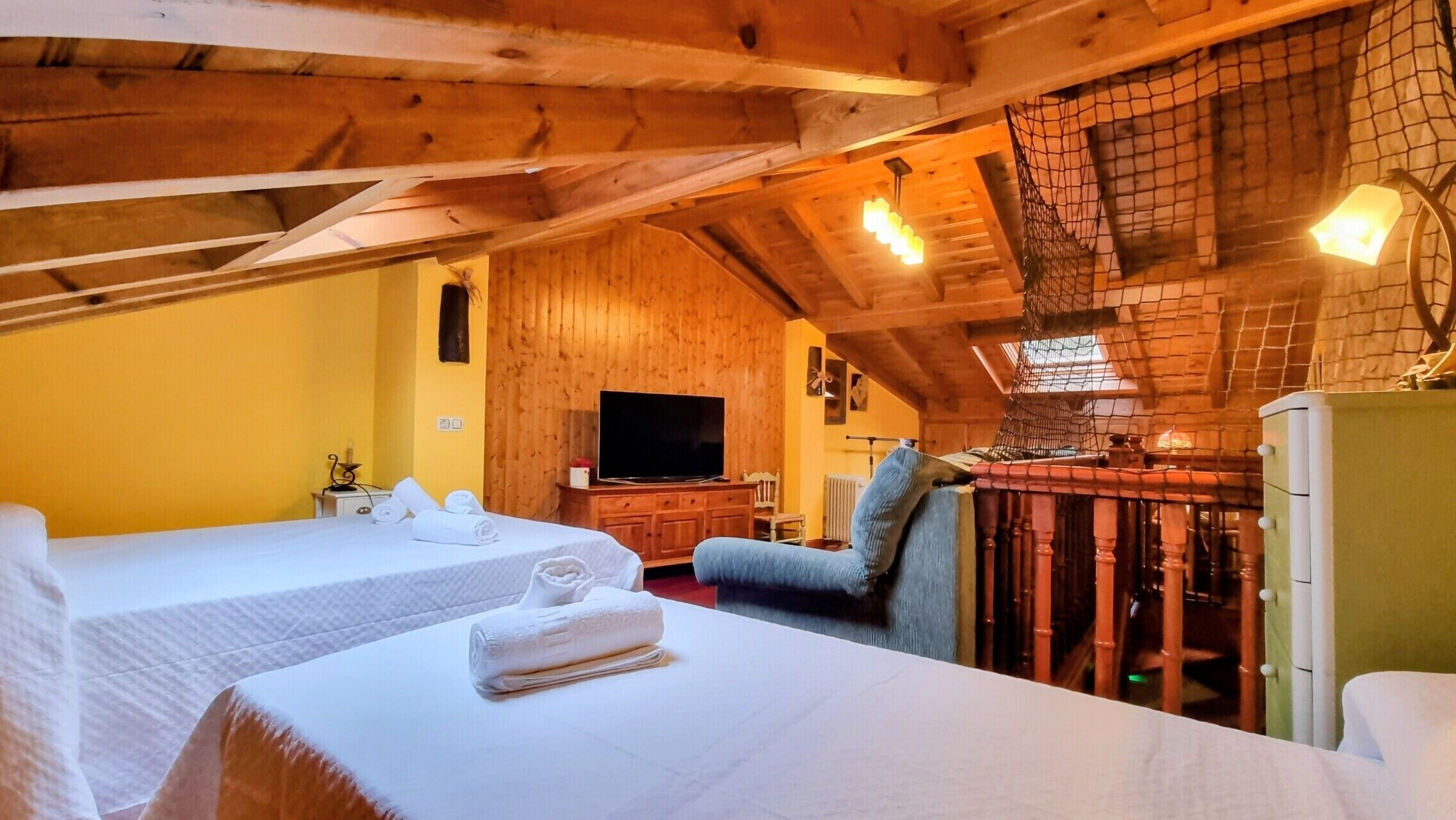 3 slaapkamers, een strijkplank/strijkijzer, reisbedje, wifi