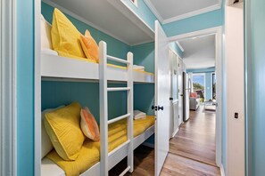 1 bedroom, iron/ironing board, travel crib, free WiFi - Sand and surf! 1st floor, direct oceanfront, 65" TV, 2 pools, pickleball (Hilton Head Island)