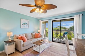 Smart TV - Sand and surf! 1st floor, direct oceanfront, 65" TV, 2 pools, pickleball (Hilton Head Island)